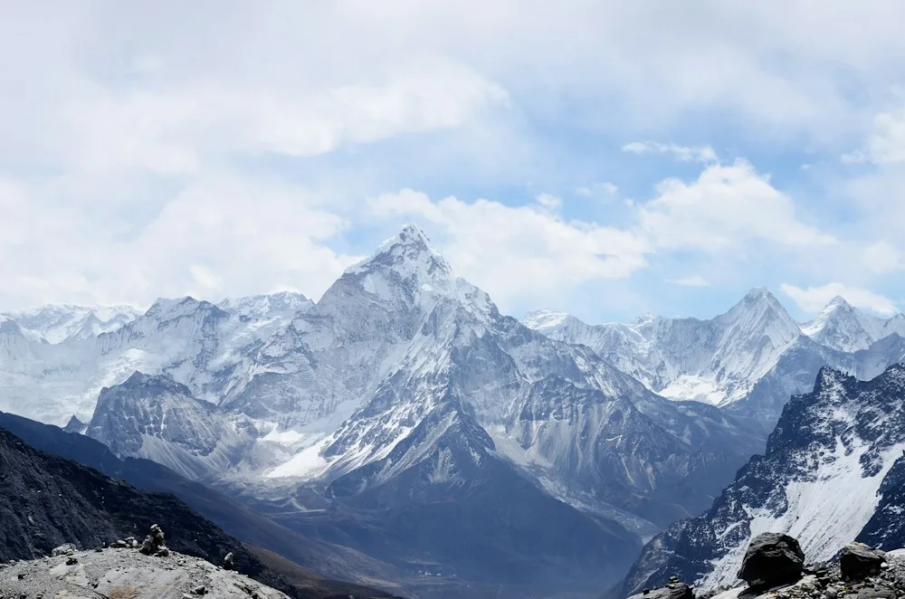 云雾中的山峰摄影